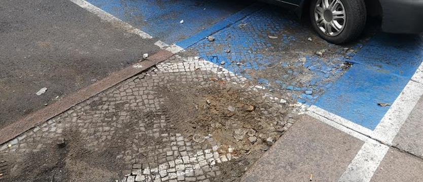 Dziurawa strefa. Na ul. Pocztowej w Szczecinie