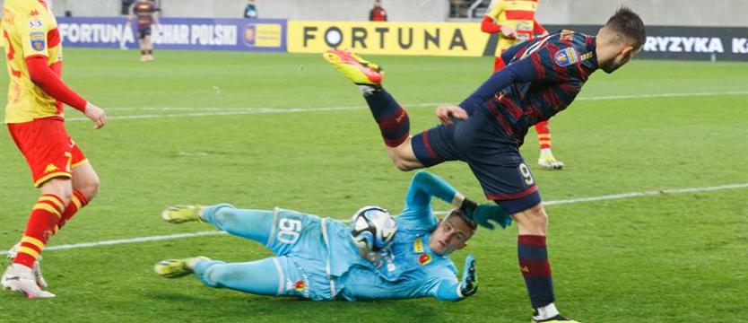 Piłka nożna. Pogoń z liderem!