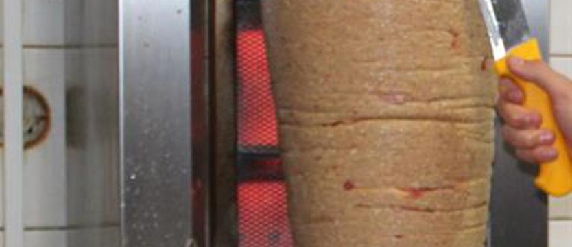 Oszukują na składnikach, źle znakują dania. Co jemy w popularnych kebabach?