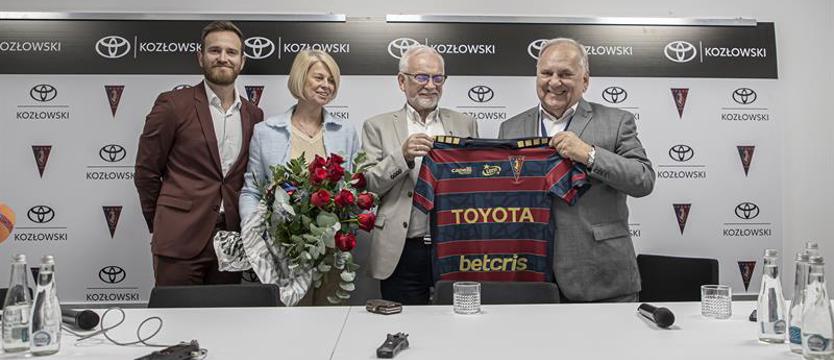 Piłka nożna. Pogoń wiąże się z Toyotą i Fabryką Papieru Kaczory