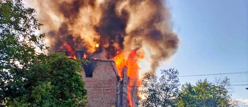 W szczecińskich Podjuchach pali się stara kamienica