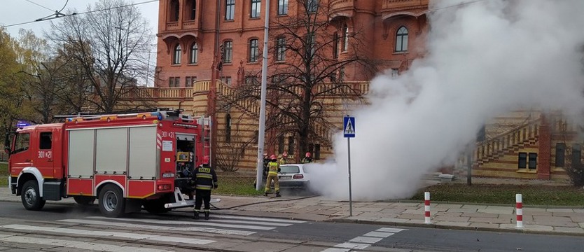 Przy placu Batorego w Szczecinie spalił się samochód