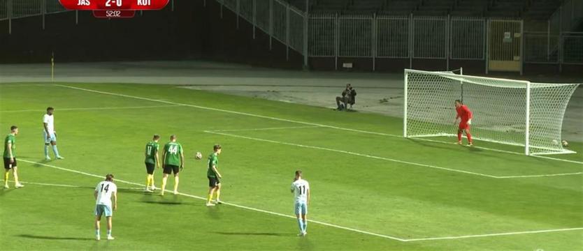 Piłka nożna. Porażka Kotwicy po 3 karnych i 2 czerwonych kartkach