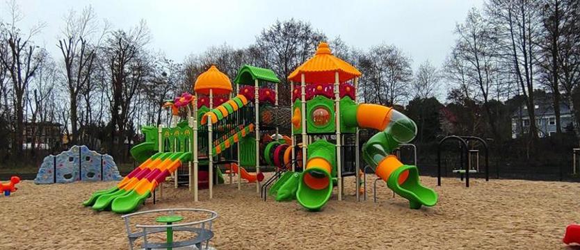 Nowy plac zabaw dla dzieci z SBO. Kolorowa kraina na wiosnę