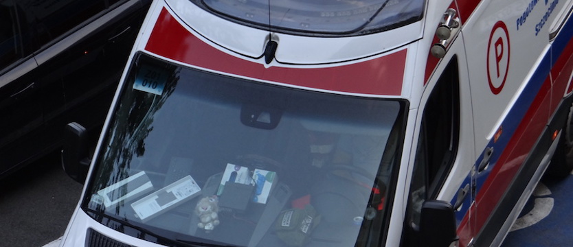 Autobus zderzył się z osobówką. Dwie osoby trafiły do szpitala