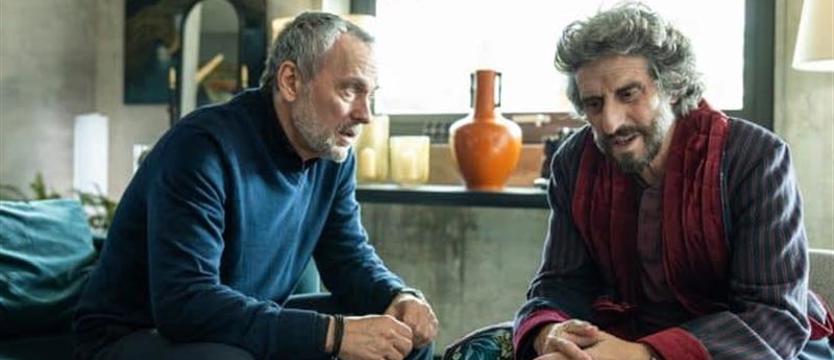 Pisarz w potrzasku. Napięcie przeplatane czarnym humorem