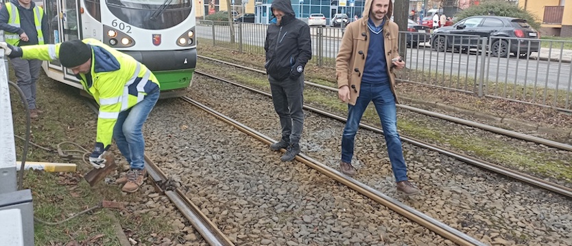 Stanęły tramwaje w centrum Szczecina. Brakowało kawałka.. szyny