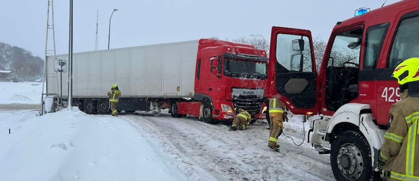 W  Złocieńcu ciężarówka utknęła na przejeździe kolejowym