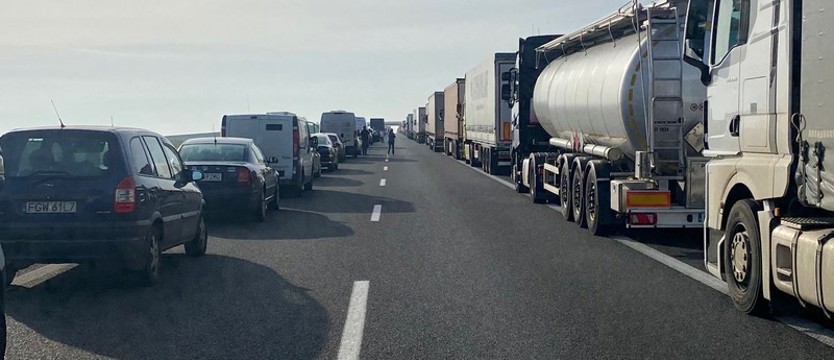 Korki na S3 w kierunku Myśliborza. Samochód wypadł z jezdni