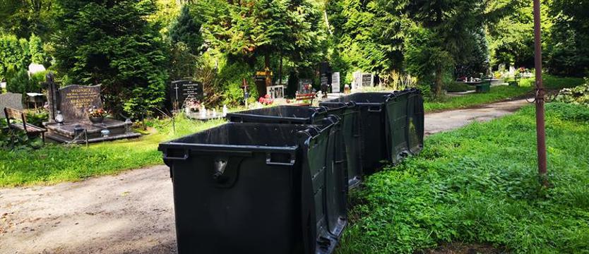 Na Cmentarzu Centralnym było już tak ładnie, ale nie na długo