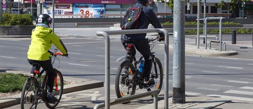 Policyjna akcja: pieszy i rower na drodze