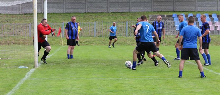 Piłka nożna. Oldboje i tragedia (tabele)