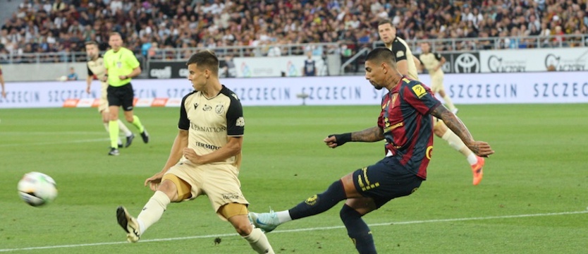 Piłka nożna. Zwycięski debiut Roberta Kolendowicza