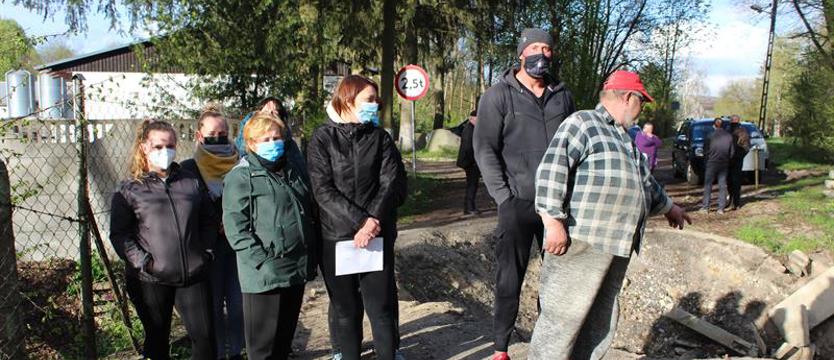 Odcięci od świata. Kładka we wsi runęła ponad pół roku temu