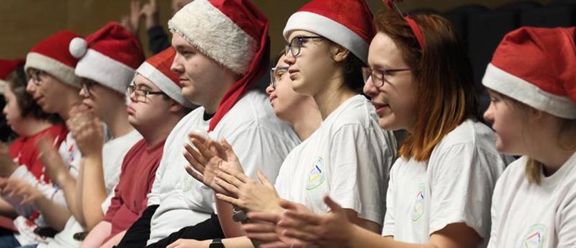 Mikołajkowy Przegląd Artystyczny. Integrowali się na scenie i na widowni