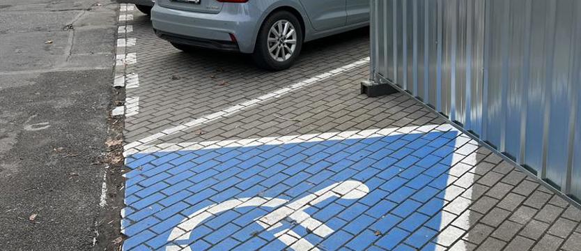 Zajęty chodnik i miejsce dla niepełnosprawnych. Deweloper działa zgodnie z prawem?