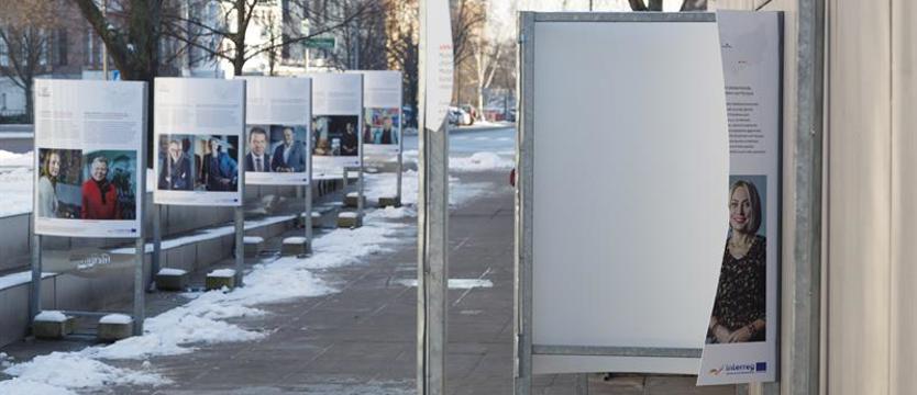 Wandale zniszczyli wystawy na placu Solidarności. Dzieci użyły tablic jako sanek
