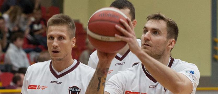 Koszykówka. Spójnia się zbroi