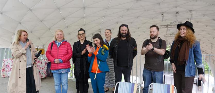 Otworzyli galerię w Teatrze Letnim. Tkanina, rzeźba, collage, plakat