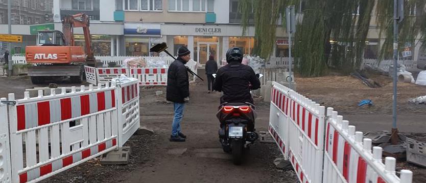 Skuterkiem na skróty przez drogę dla pieszych