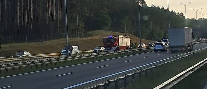 Zderzenie samochodów i korek na autostradzie A6