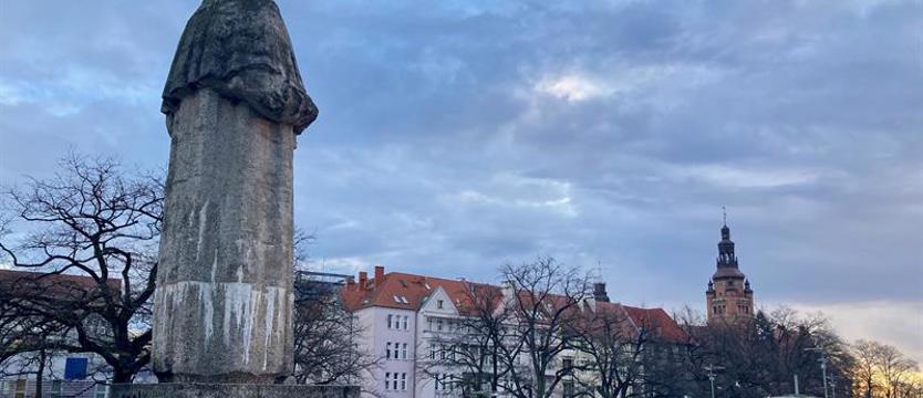 Pomnik Adama Mickiewicza w Szczecinie. Wandale górą