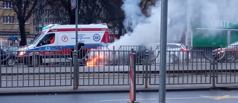 Palił się samochód, gasić nie było komu