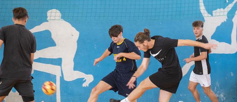 Międzyszkolny halowy turniej piłki nożnej. Rywalizacja była zacięta