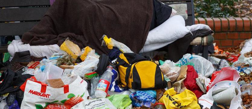 Chorzy, niesprawni, bezrobotni i bezdomni. Ubóstwo spycha na margines