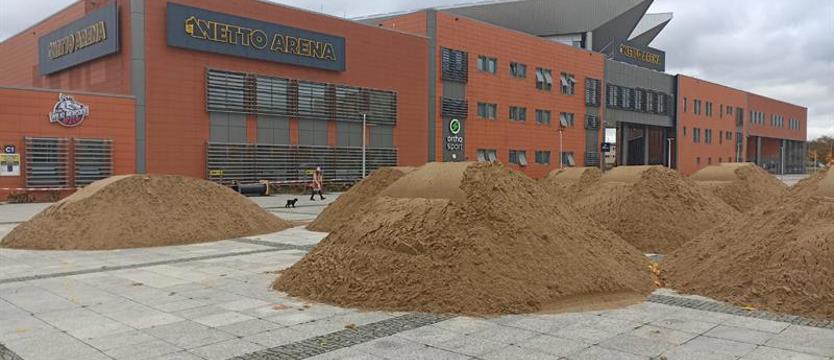 Budują lodowisko przy Netto Arenie