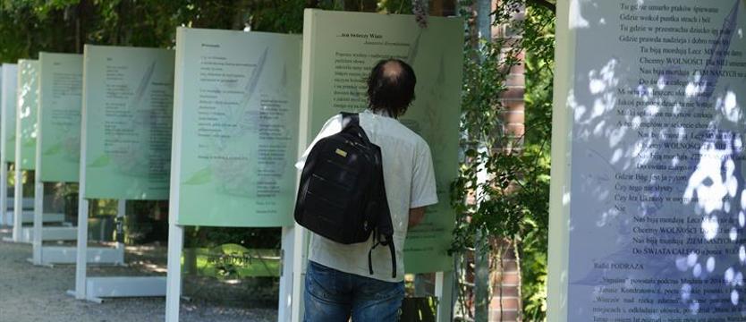 Wystawa w Ogrodzie Różanym. Wiersze "silniejsze od lęku"