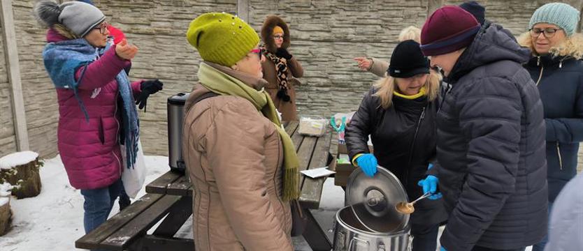 Ciepły posiłek od wolontariuszy z Polic