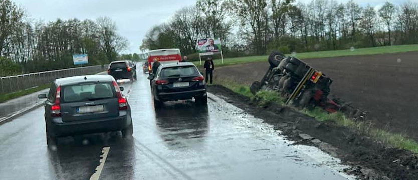 Utrudnienia na trasie Szczecin-Police. Ciężarówka w rowie, są objazdy
