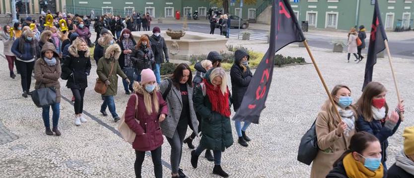 Pomagają i potrzebują pomocy. Pracownicy socjalni upominają się o godność