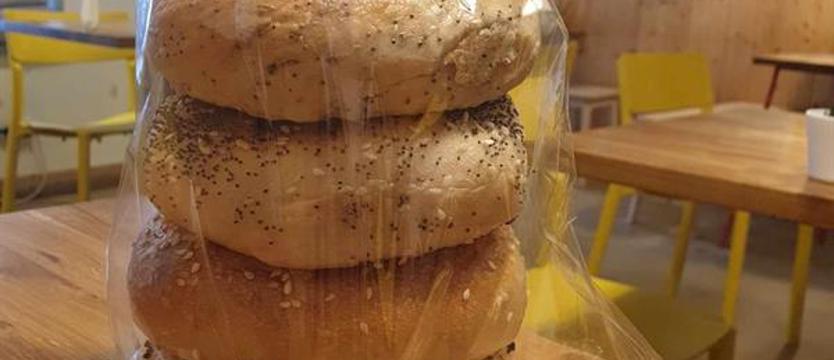 Dziś Dzień Bajgla. Tajemnicza receptura bułki z dziurką