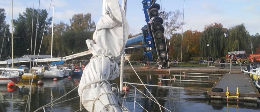 Trzydziestometrowy żuraw budowlany przewrócił się na przystani AZS w Szczecinie