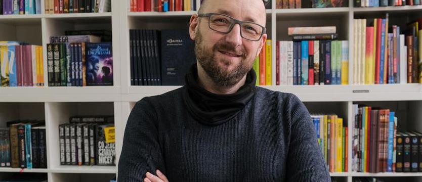 Zaczynał od pisania w ukryciu. Jego powieści mają zostać zekranizowane!