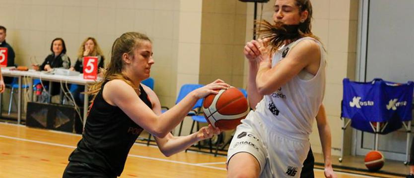 Koszykówka. Ogniwo wygrywa i pomaga Adusi