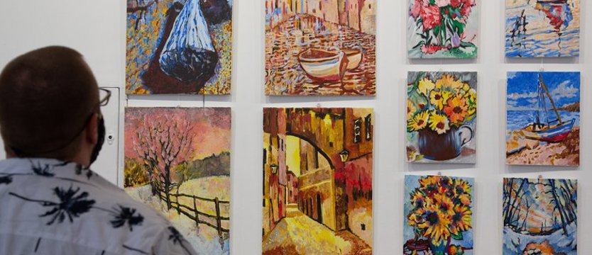 Prace Brunona w 13 Muzach. Przyjaciele pomagają artyście