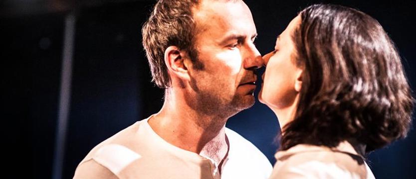 Na scenie Teatru Małego. Co może zmienić pocałunek