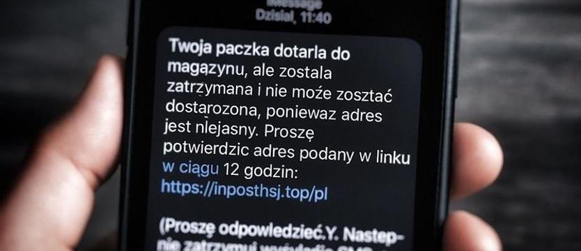 Pułapka „zablokowanej paczki”. Policja ostrzega przed oszustani