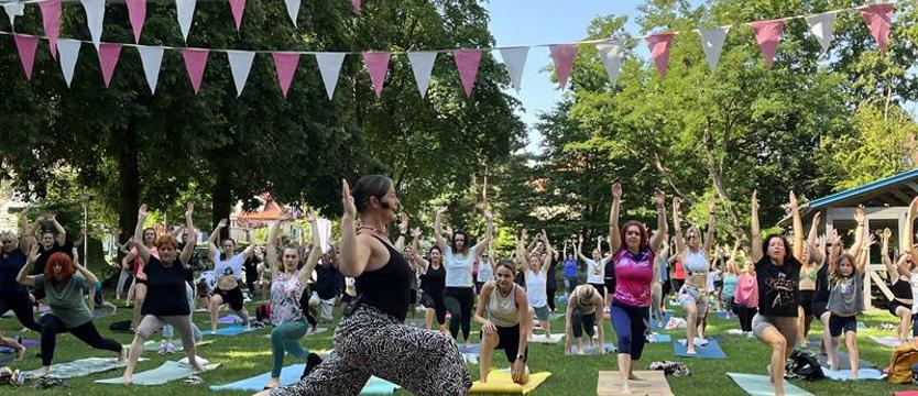W Różanym Ogrodzie Sztuki. Joga, warsztaty, koncerty