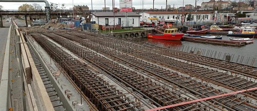 Między Łasztownią i Kępą Parnicką. Nowego mostu coraz więcej