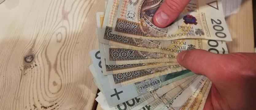 Seniorzy oddają miliony. Łatwy cel dla oszustów