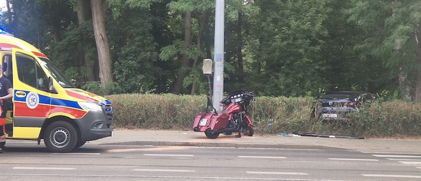 Na ul. Arkońskiej motocyklista zderzył się z samochodem