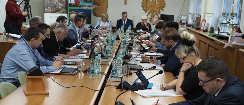 Policcy radni przyznali sobie podwyżki