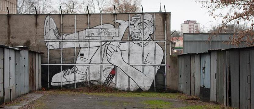 Zamknięty między garażami