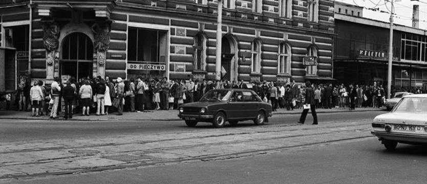 Za czym kolejka ta stoi?