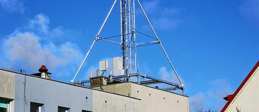 Mieszkańcy nie chcą masztu komórkowego. Stanął w Niechorzu na budynku poczty