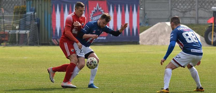 Piłka nożna. Iskierka lepsza w derbach